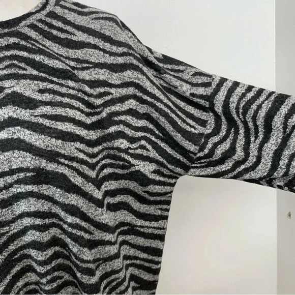 Zara Top Shirt Woman Medium  Zebra Print Boxy Black‎ Gray 3/4 Sleeve Soft Light - Picture 4 of 9